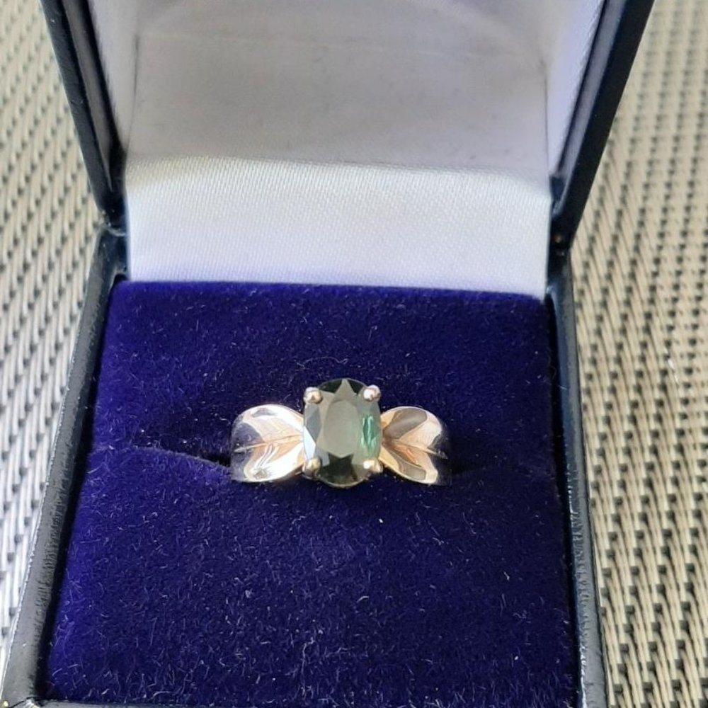 10k Solid Yellow Gold Emerald Ring Size 5.5